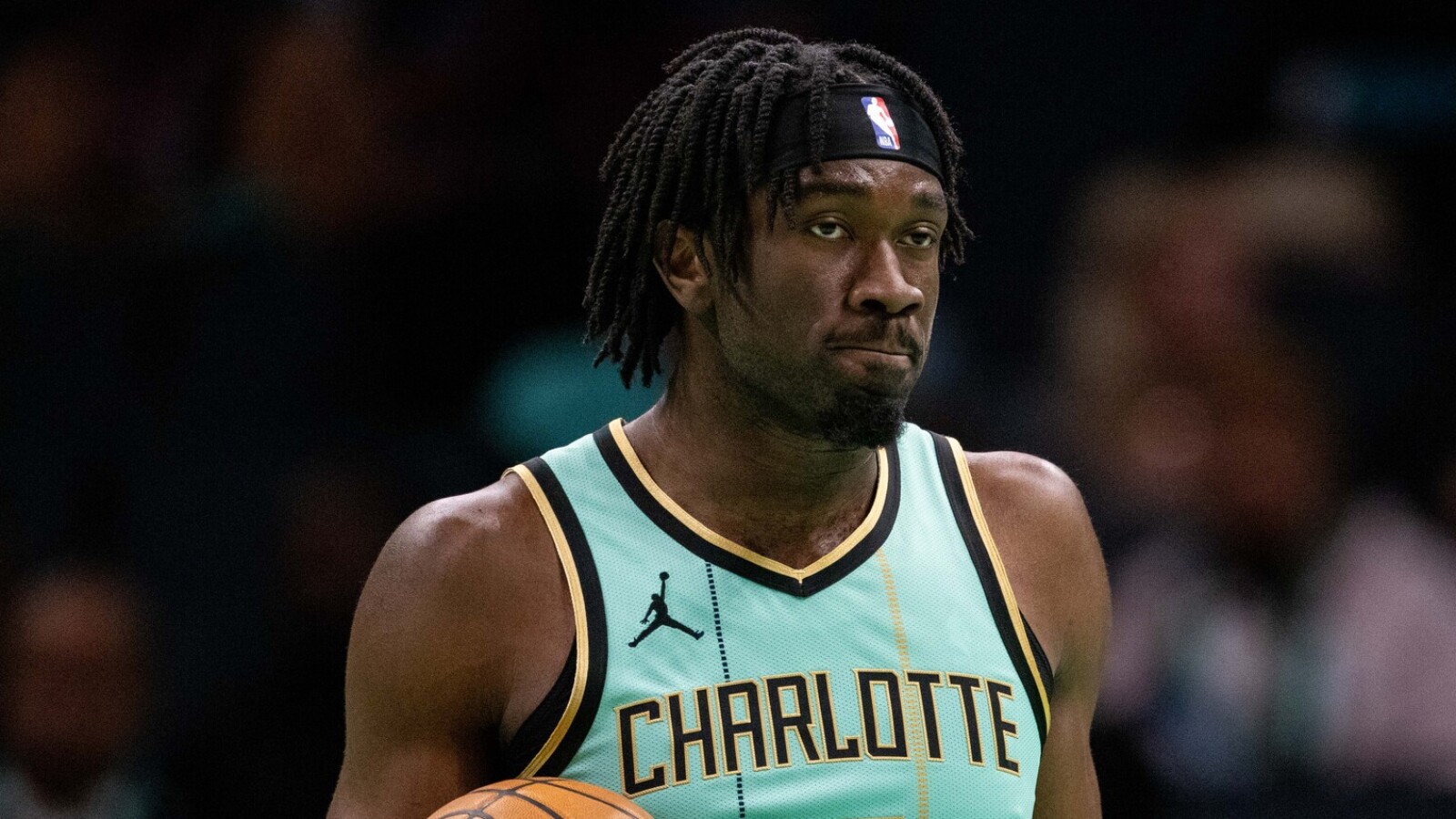 https://www.yardbarker.com/media/4/c/4c63d630060ccf1079ffaf9789b14d8fe762c52e/thumb_16x9/hornets-suns-pull-off-massive-draft-night-trade.jpg?v=1