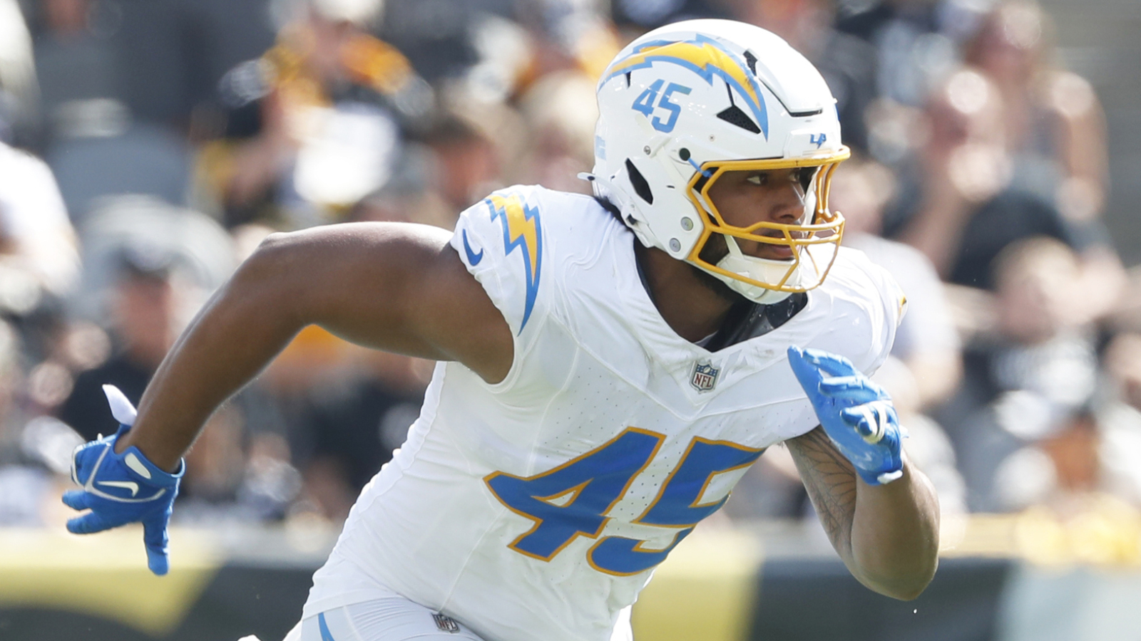 https://www.yardbarker.com/media/4/c/4c8e47766aa994e377d93f7cf1c6e5ed8a2cee1f/thumb_16x9/chargers-rising-star-looks-match-khalil-macks.jpg?v=2