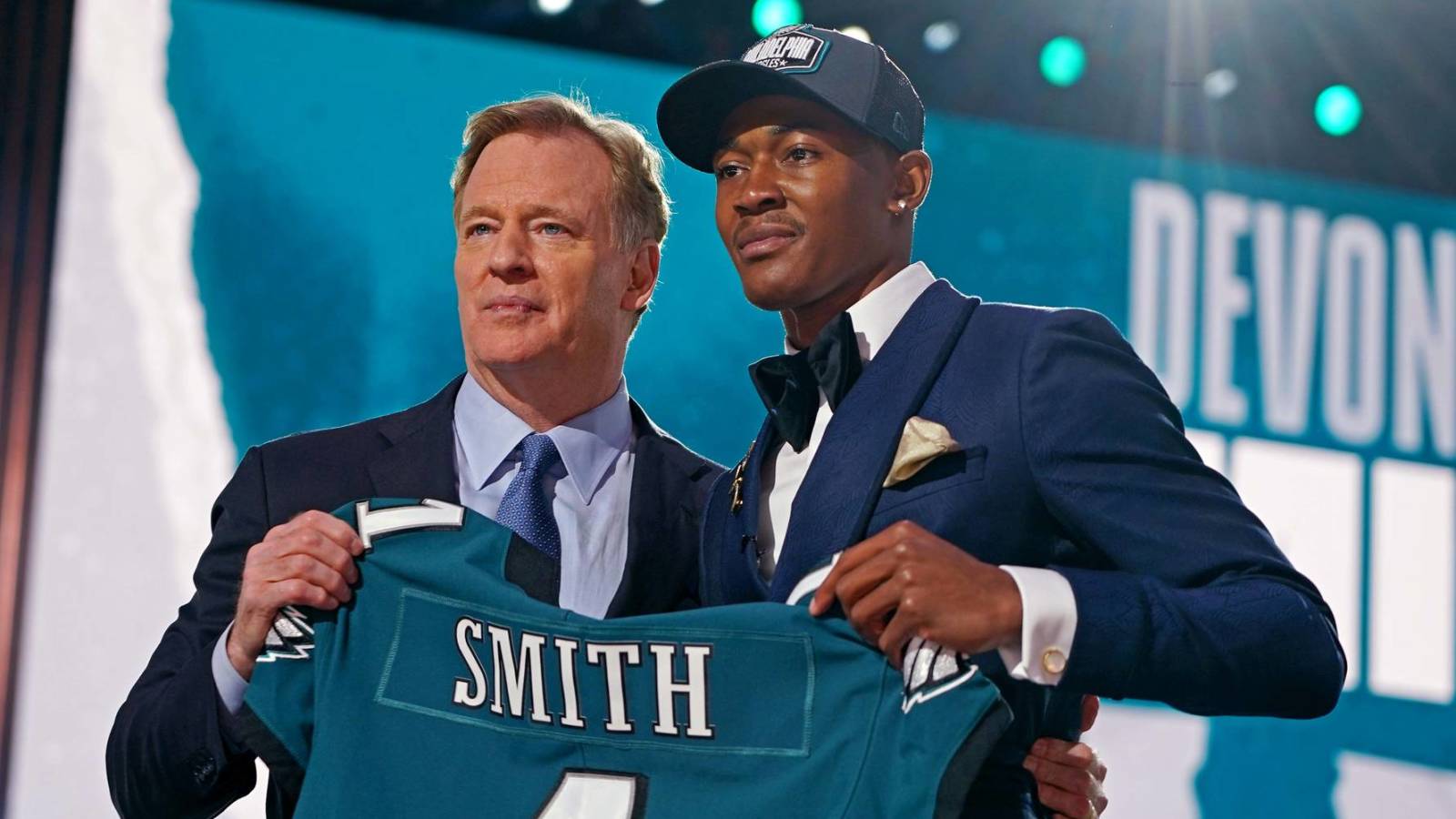 Eagles trade up to draft WR DeVonta Smith at No. 10 - Vimarsana News