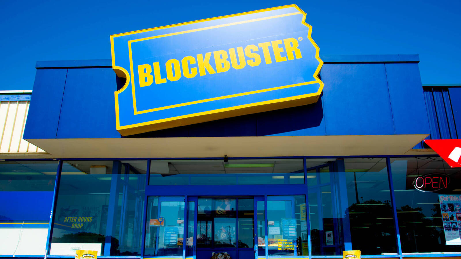 20 stores that were crazy popular in the '90s and '00s | Yardbarker