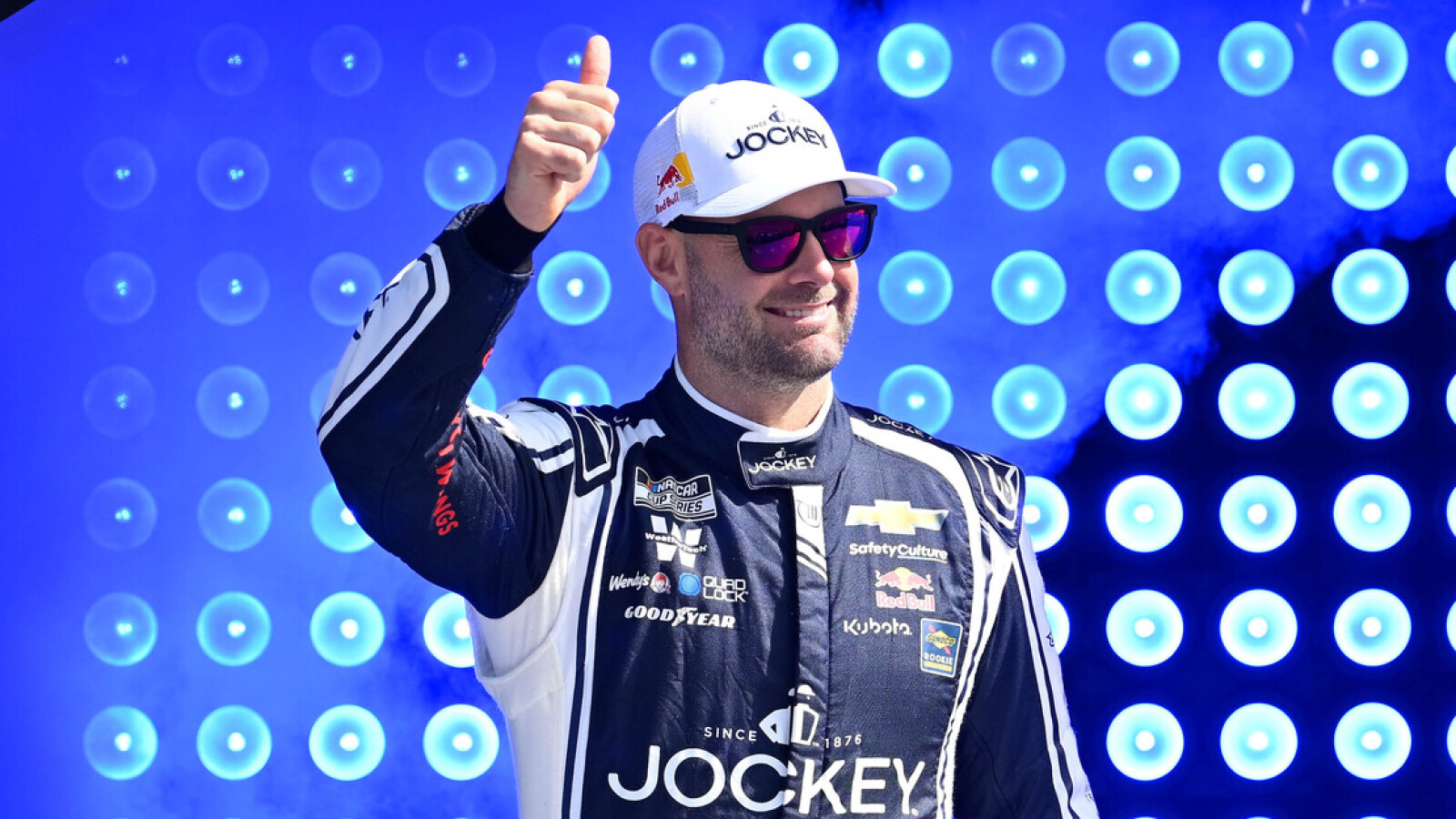 https://www.yardbarker.com/media/4/d/4d43c34c0824f1db3a1a3c4dc99770ada66ee5e3/thumb_16x9/shane-van-gisbergen-wins-nascar-cup-series.jpg?v=1
