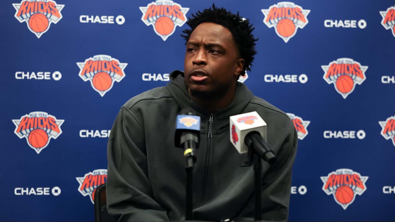 Anne Hathaway Surprised by Dakota Johnson's Lack of Knowledge on Knicks Star OG Anunoby