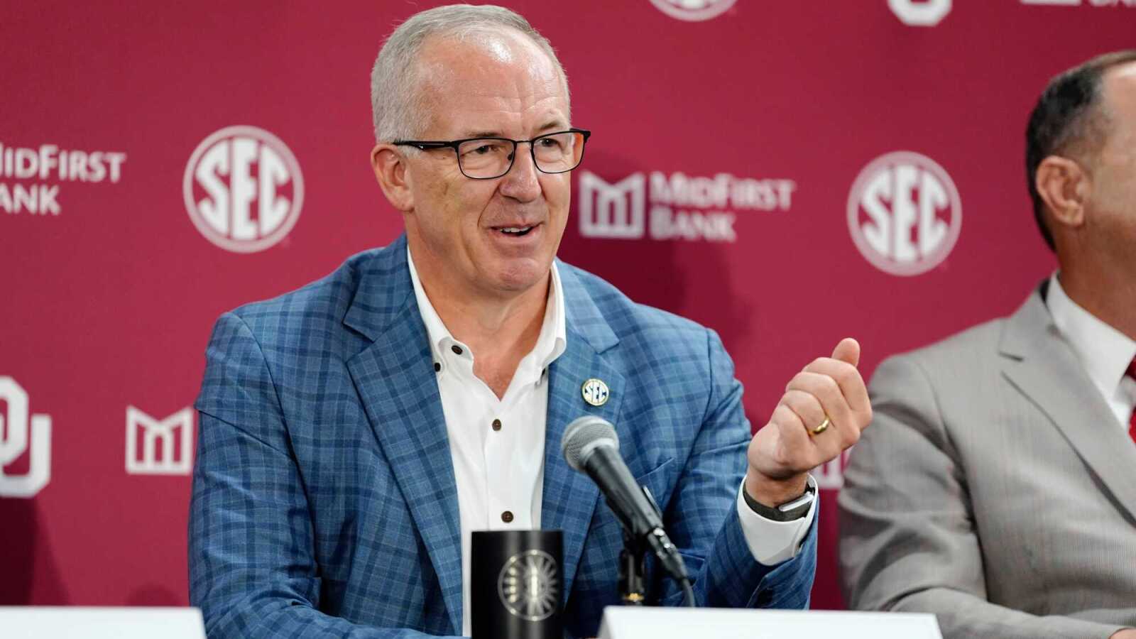 https://www.yardbarker.com/media/4/d/4d58dba81d138d40e9974a492b464d5a1fab187a/thumb_16x9/greg-sankey-issues-another-threat-toward-ncaa.jpg?v=1