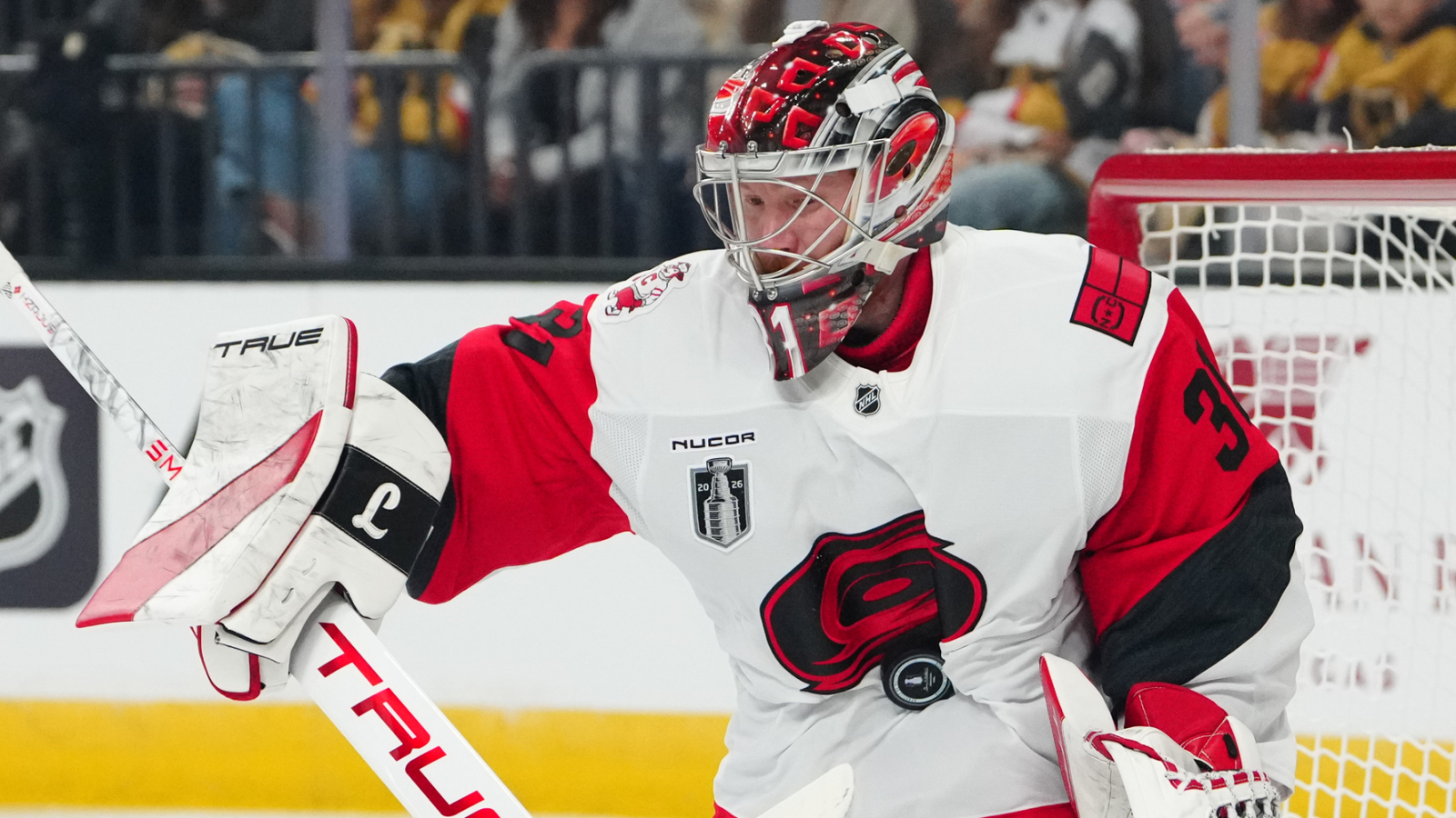 https://www.yardbarker.com/media/4/e/4e8673d55ca868b87919e9e5e031ca955b1ce574/thumb_16x9/should-hurricanes-goalie-switch-game-4-stanley.jpg?v=1