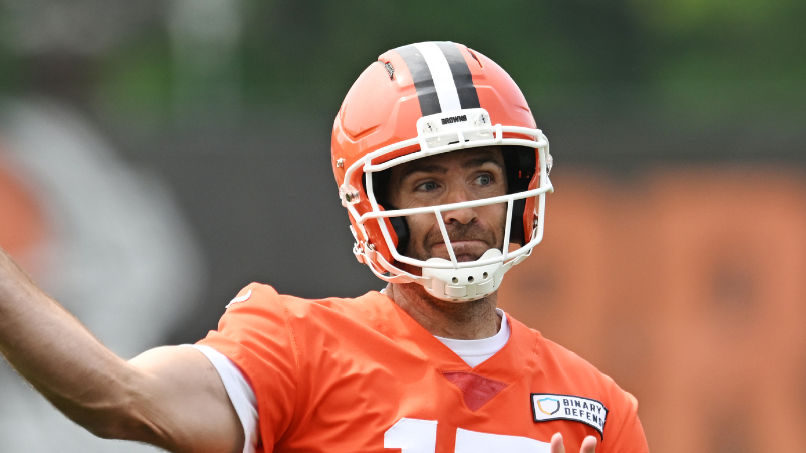 https://www.yardbarker.com/media/4/e/4ec26137b60298d79ef739ca04e4293235b77498/thumb_16x9/joe-flacco-kenny-pickett-open-competing-starting.jpg?v=1
