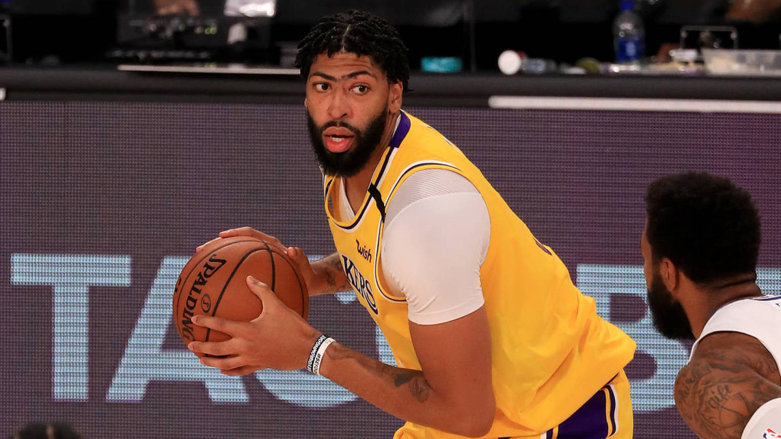 Anthony Davis picture became a meme after Lakers' win | Yardbarker