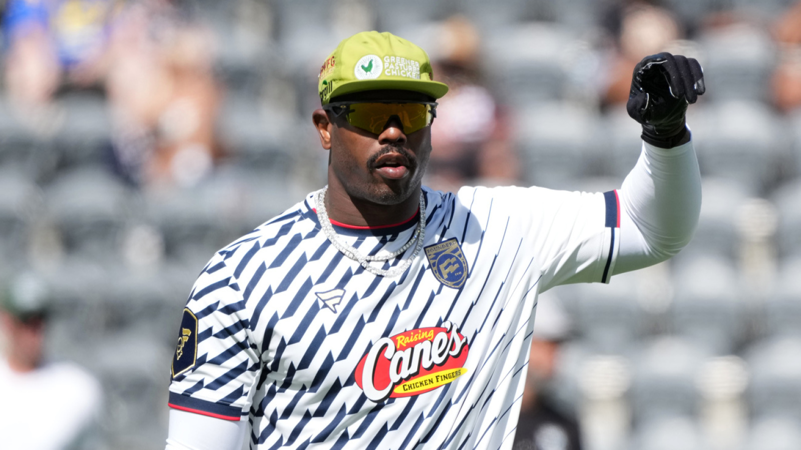 https://www.yardbarker.com/media/4/f/4fad96e400846b352111a3381d033b3a20109618/thumb_16x9/von-miller-reveals-real-reason-he-signed-cowboys.jpg?v=1