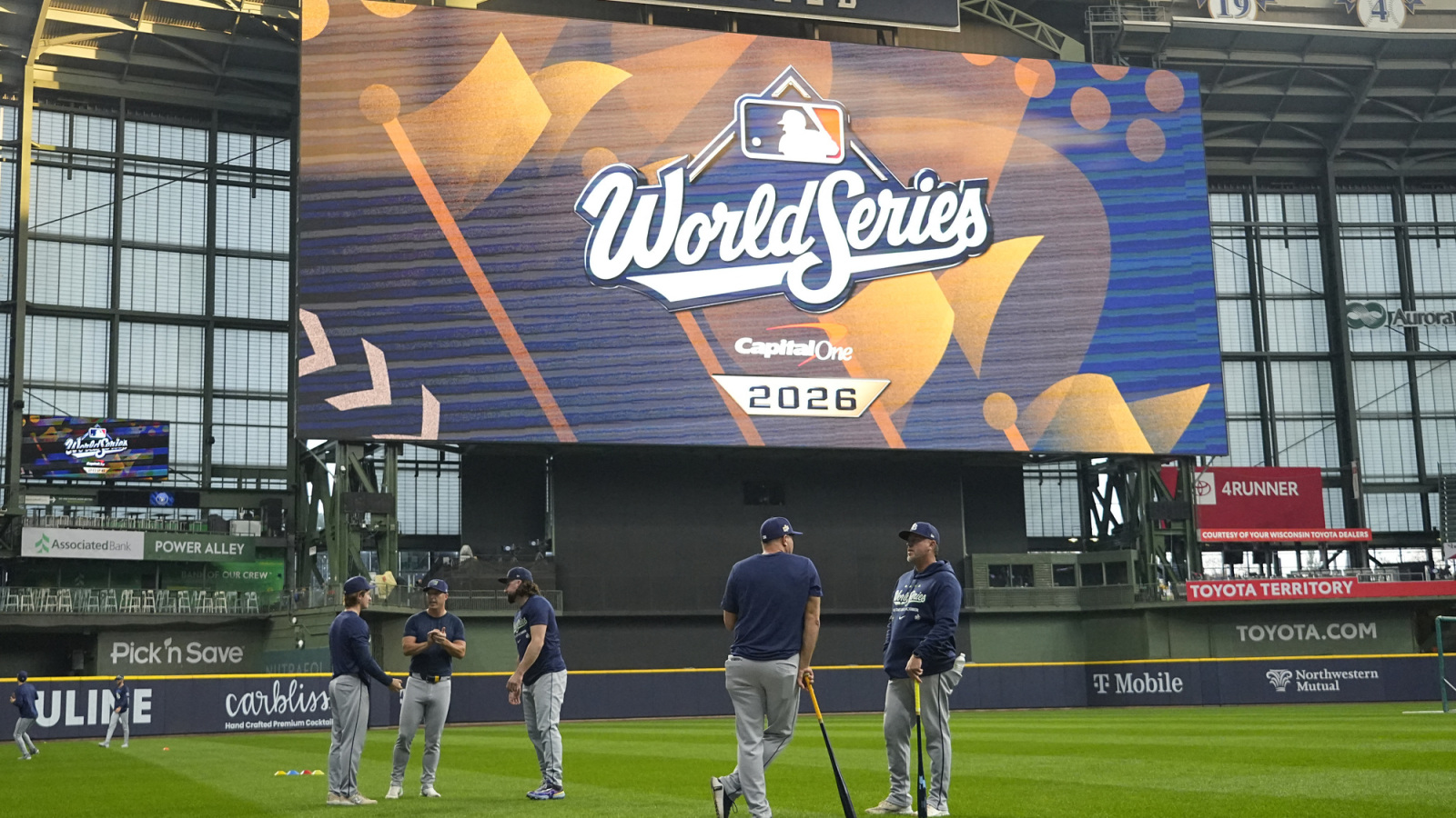 John Smoltz Previews World Series Matchup Between Brewers and Rays