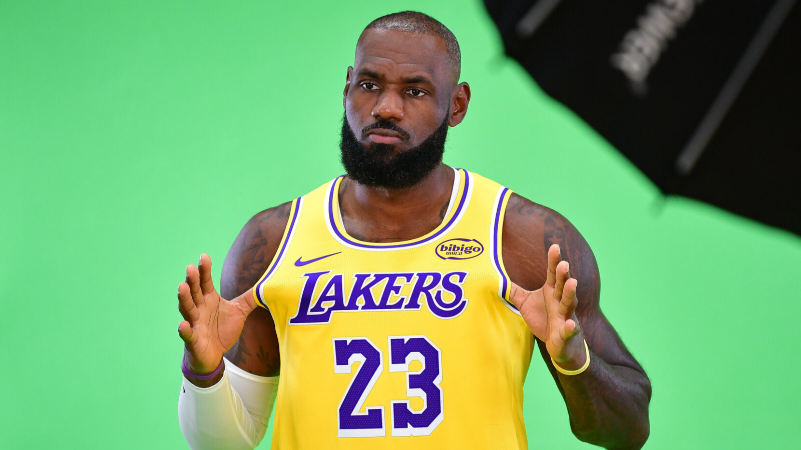https://www.yardbarker.com/media/5/0/505751457957ba2a90d553bd27b5bedcb78754d9/thumb_16x9/lebron-james-lame-stunt-hoodwinks-ticket-buyers.jpg?v=1