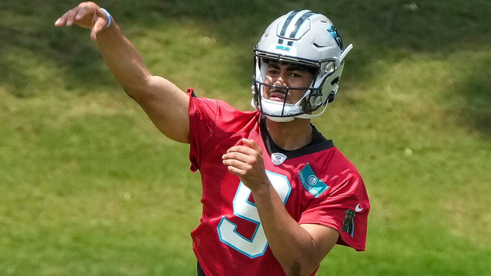 Bryce Young receiving help from Mac Jones as rookie Yardbarker