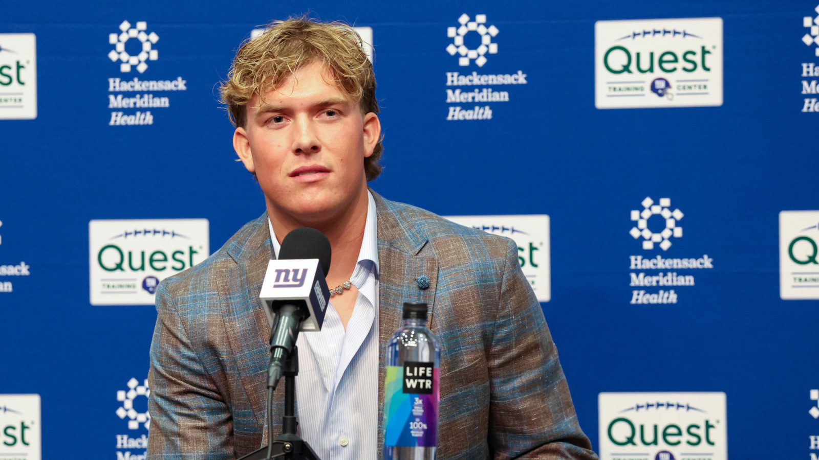 https://www.yardbarker.com/media/5/1/5135d7a4baea2e24349c17c8554d7312cfe96285/thumb_16x9/browns-nearly-draft-jaxson-dart-over-dillon.jpg?v=1