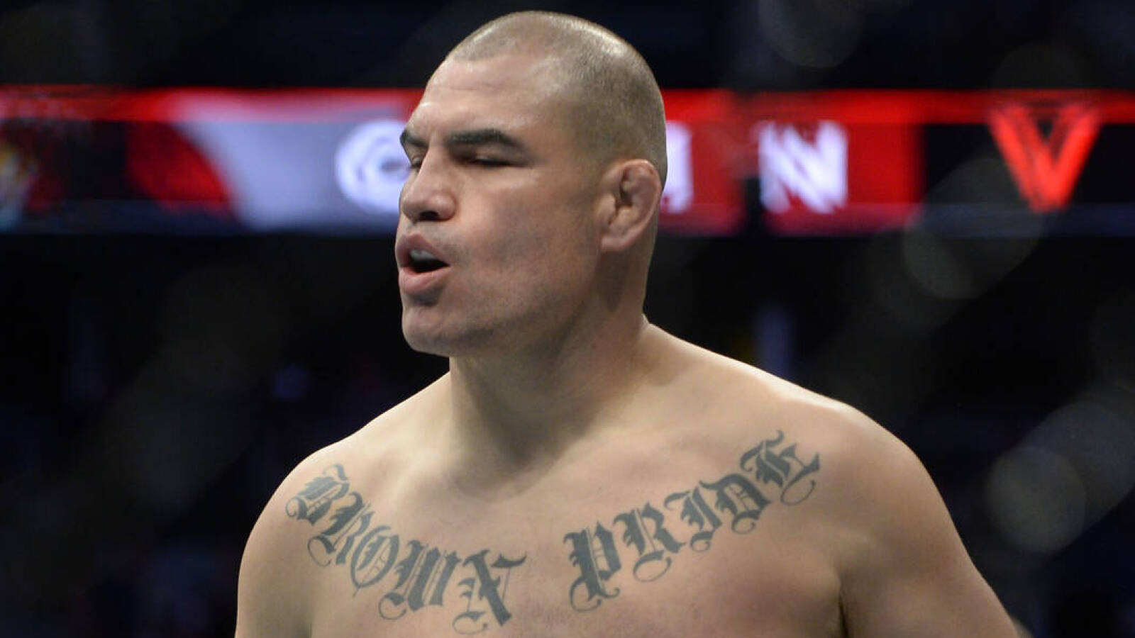 Cain Velasquez в капюшоне