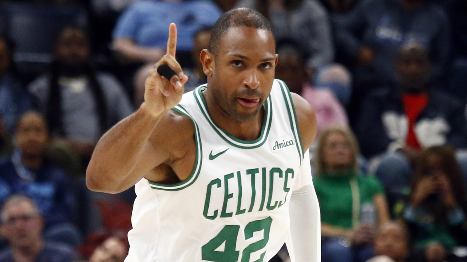 https://www.yardbarker.com/media/5/1/51c7ecee4ace706b50dc96e5a71da811cc7e9c09/thumb_16x9/celtics-champion-continues-linked-warriors.jpg?v=1