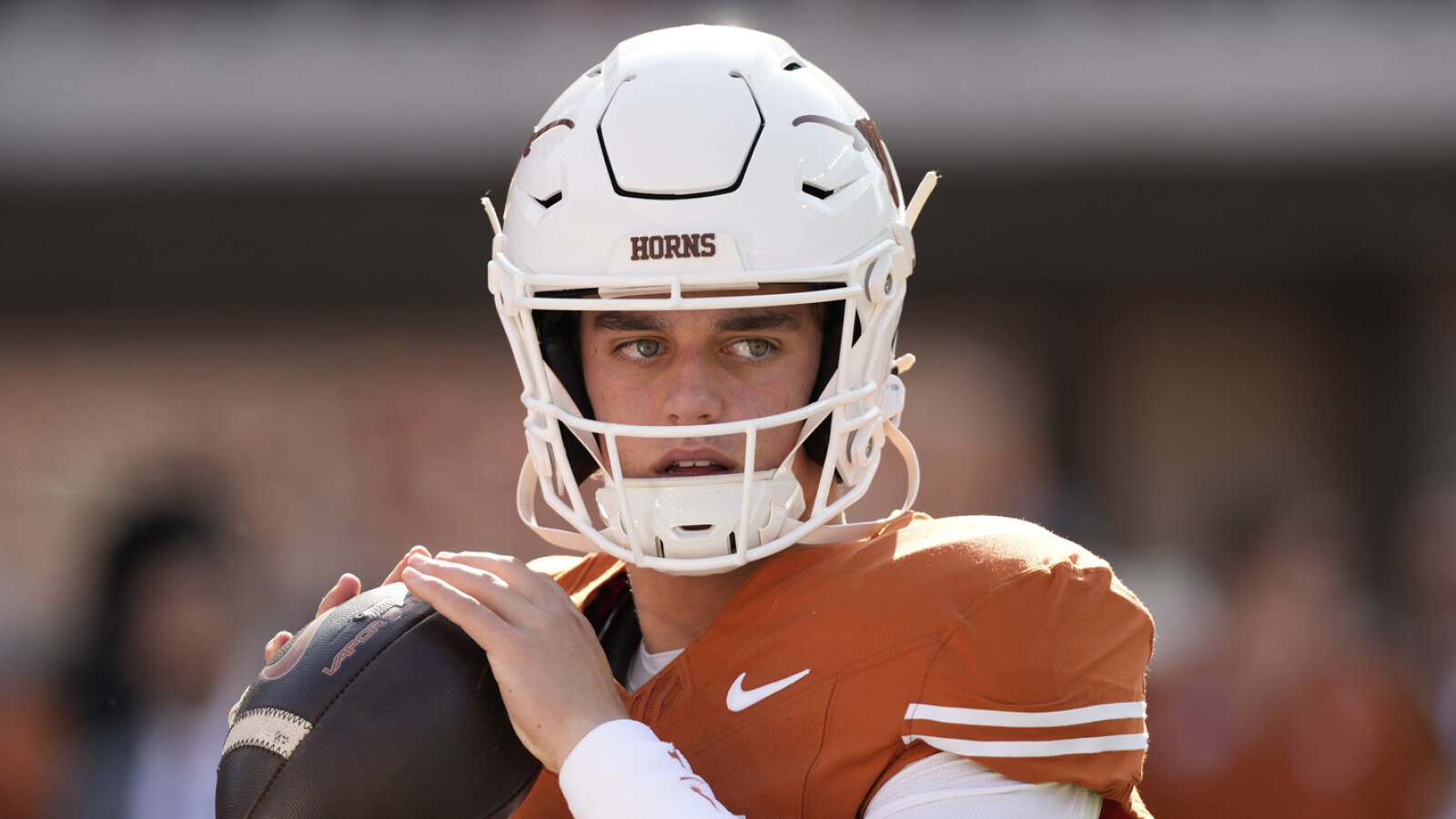 https://www.yardbarker.com/media/5/1/51f56a445f87a8b4abc9e1922ded796f6770d5f9/thumb_16x9/saban-outlines-manning-takes-lead-texas-title.jpg?v=1