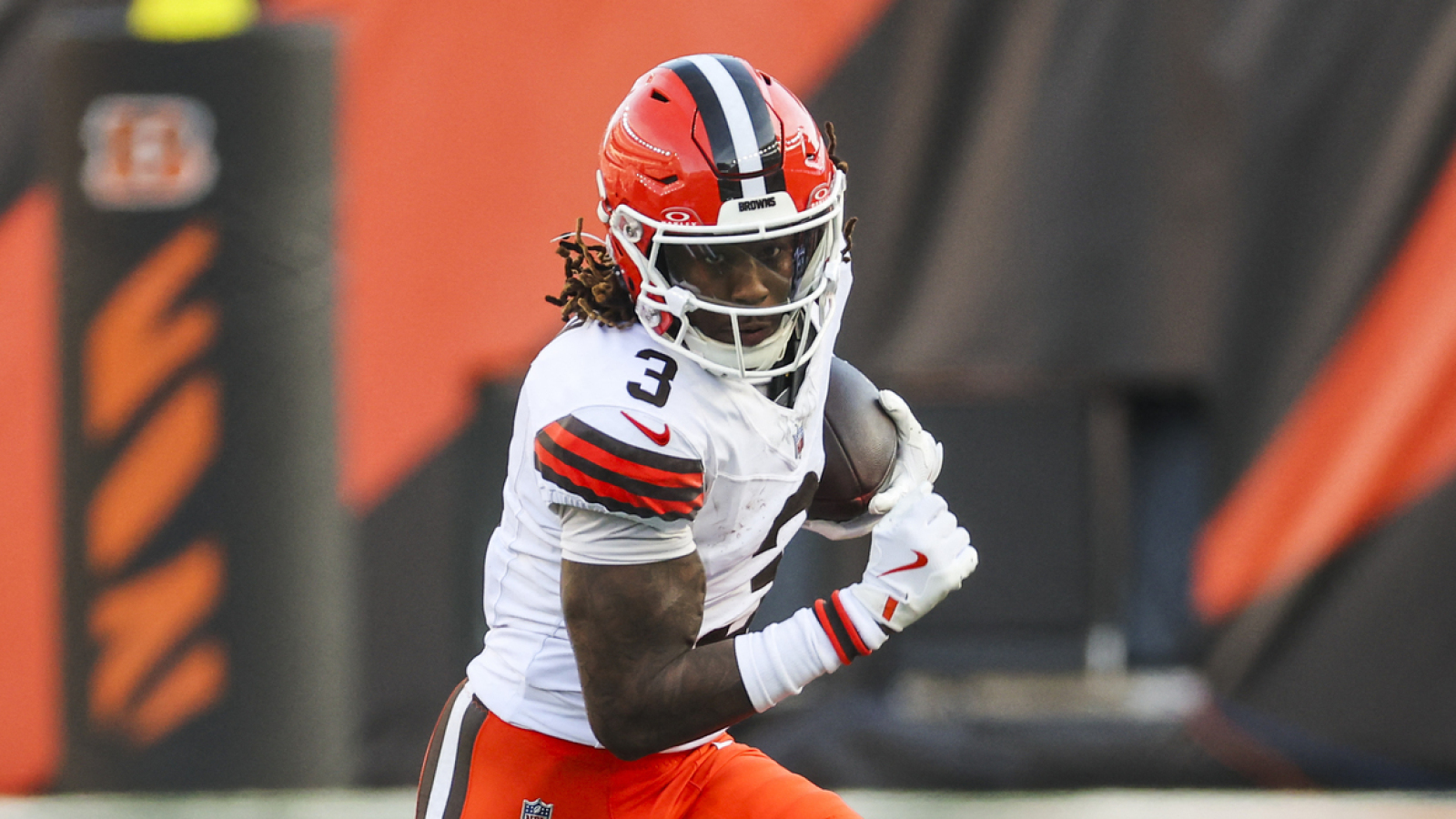 https://www.yardbarker.com/media/5/2/526aa074bb24b666fdeb00839b91cff14a1936ef/thumb_16x9/jerry-jeudy-expands-on-video-related-potential.jpg?v=1