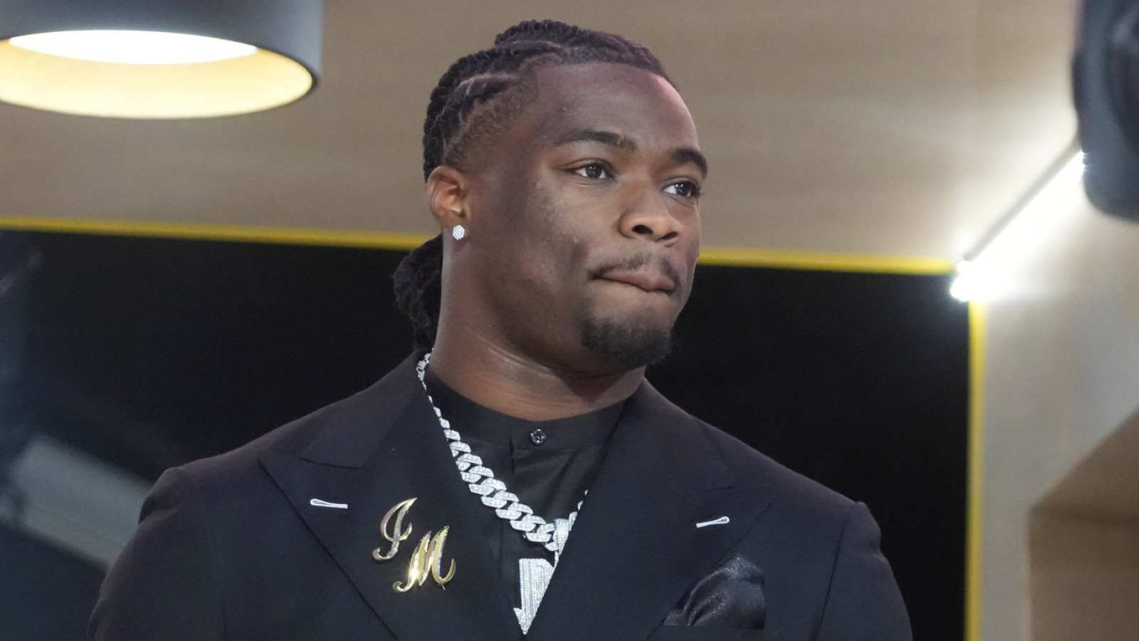 https://www.yardbarker.com/media/5/2/526f67ddc4815cf1cd7729e2910a6b4f34a59551/thumb_16x9/seahawks-jalen-milroe-studying-division-rival-qb.jpg?v=1