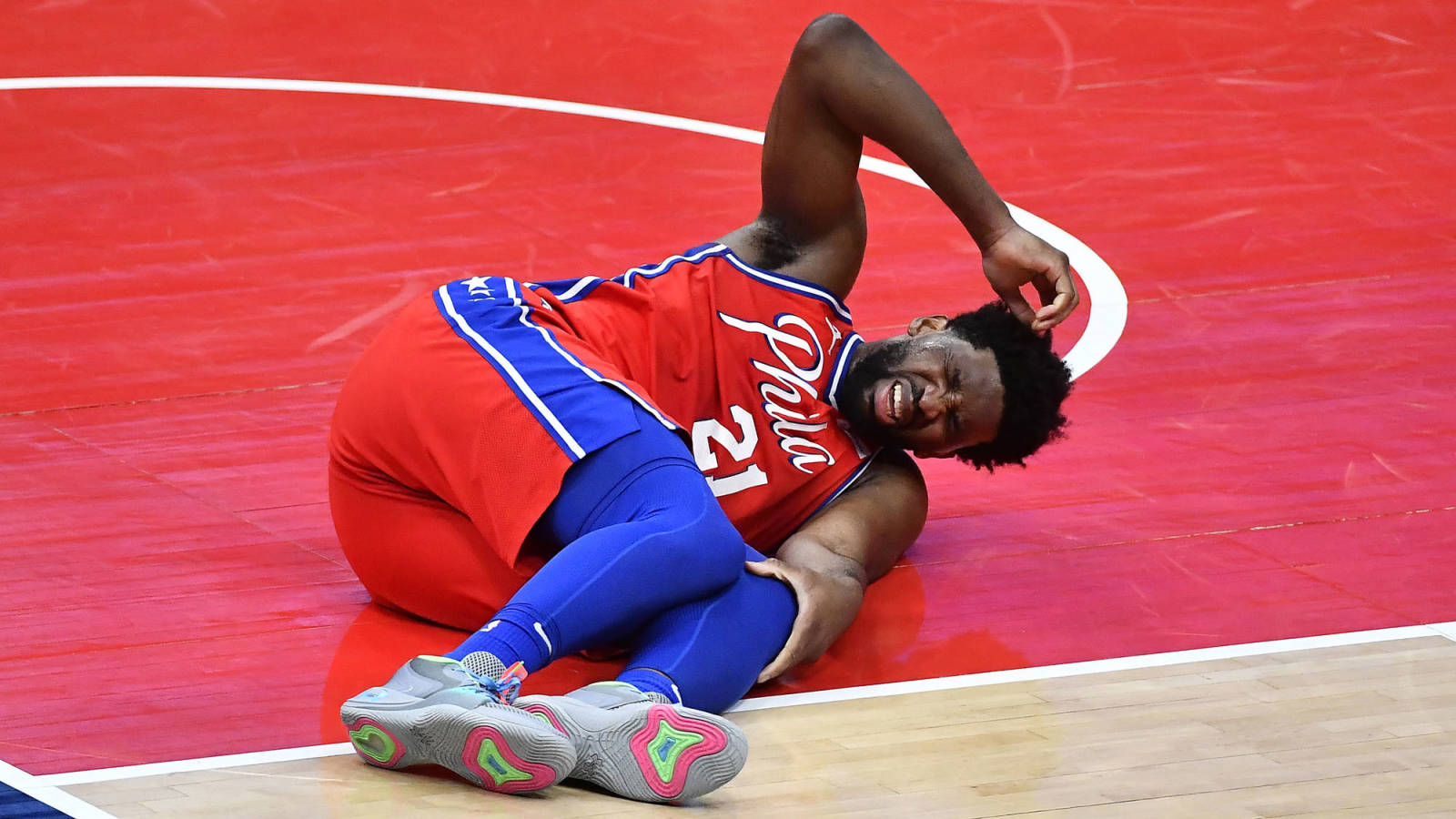 Joel Embiid suffers hyperextended knee injury Yardbarker