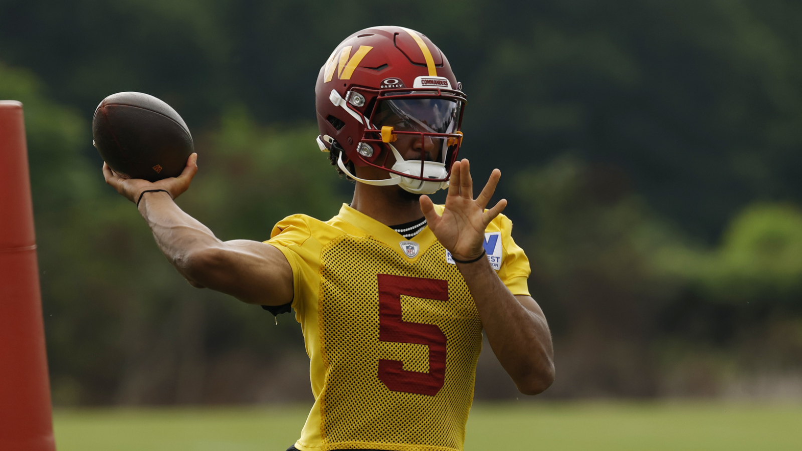 https://www.yardbarker.com/media/5/3/534c8e7b6c2c63ac90711c6f9bce990f0033f4a6/thumb_16x9/commanders-qb-jayden-daniels-looking-sophomore.jpg?v=1