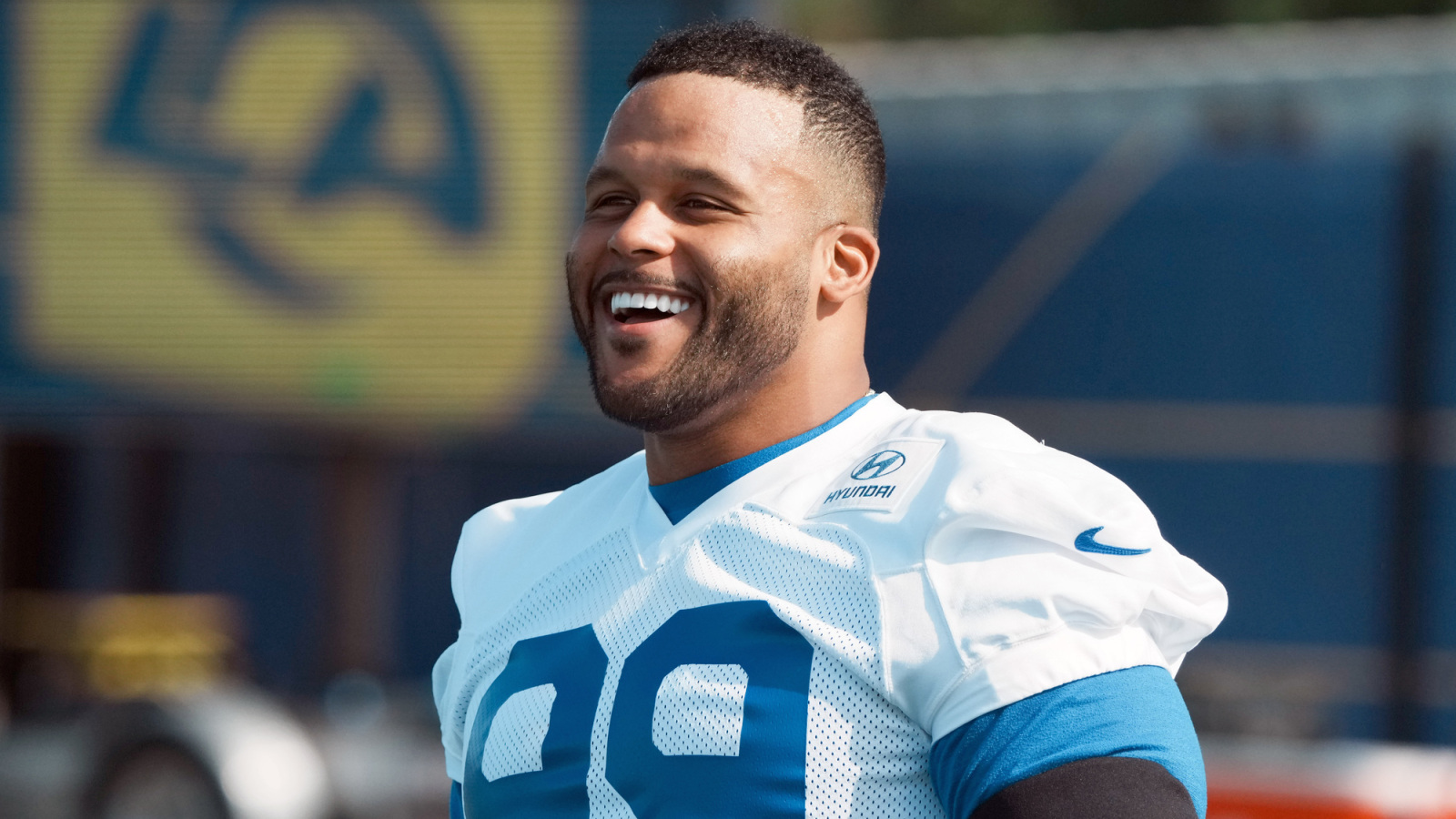 https://www.yardbarker.com/media/5/3/53637e8f068e8624992c487b5d40d582b120a597/thumb_16x9/two-minute-drill-aaron-donald-back.jpg?v=1