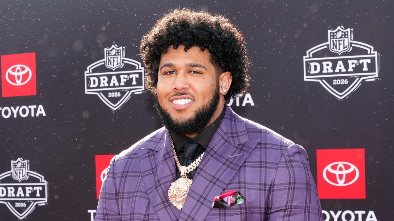 AFC Notes: Hunter Henry, Kadyn Proctor, Bills, Dolphins, Patriots