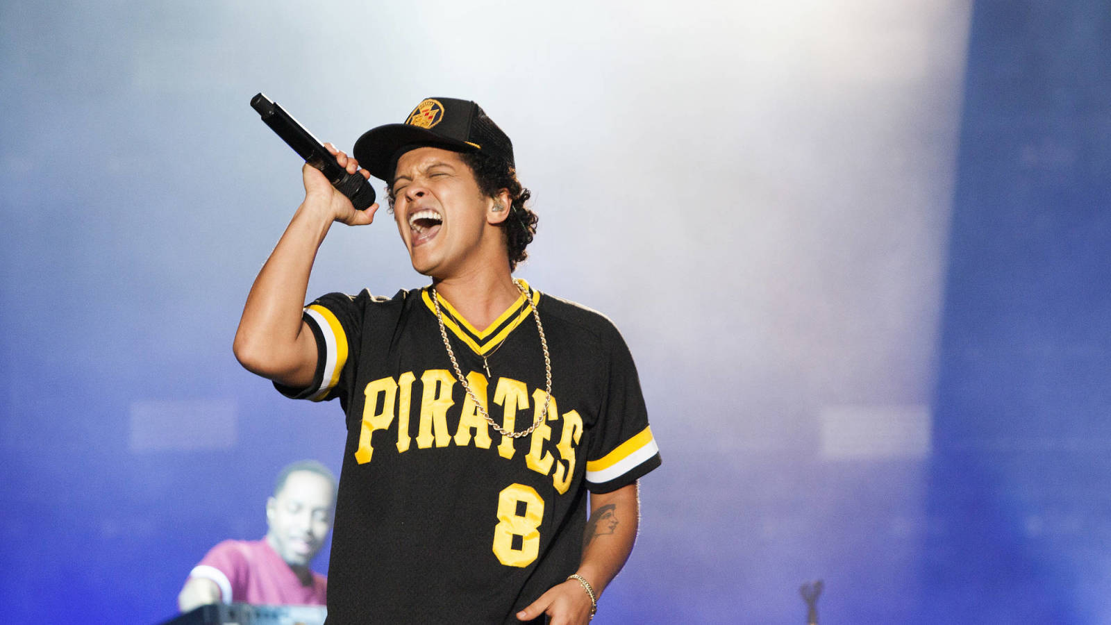 Bruno mars out. Bruno Mars. Bruno Mars с микрофоном. Бруно Марс 2022 с усами. Певцы 2022.