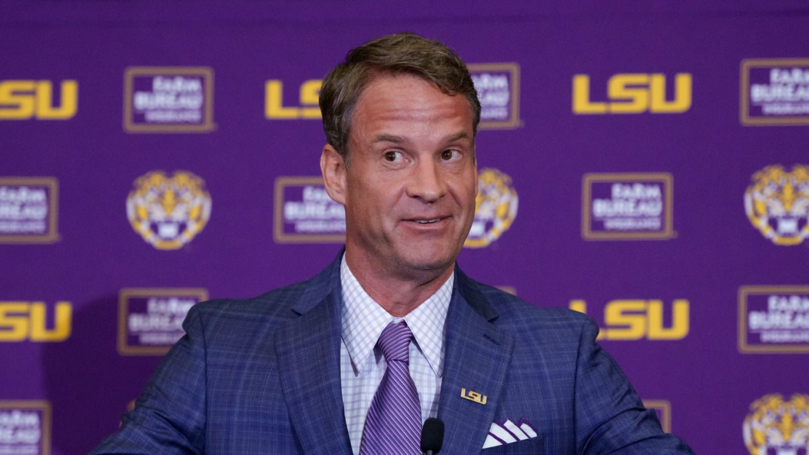 https://www.yardbarker.com/media/5/5/556f235aef027765340fe00d0bba4fa6156fb120/thumb_16x9/lsu-hc-lane-kiffin-kept-eye-on-pete-golding-he.jpg?v=1