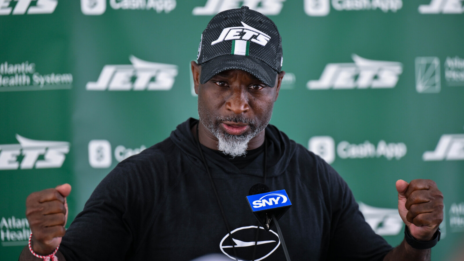 https://www.yardbarker.com/media/5/5/55c89cfb1f82058c6759668001c82c449cfe43a4/thumb_16x9/jets-pull-off-trade-former-aaron-glenn-rival-land.jpg?v=1