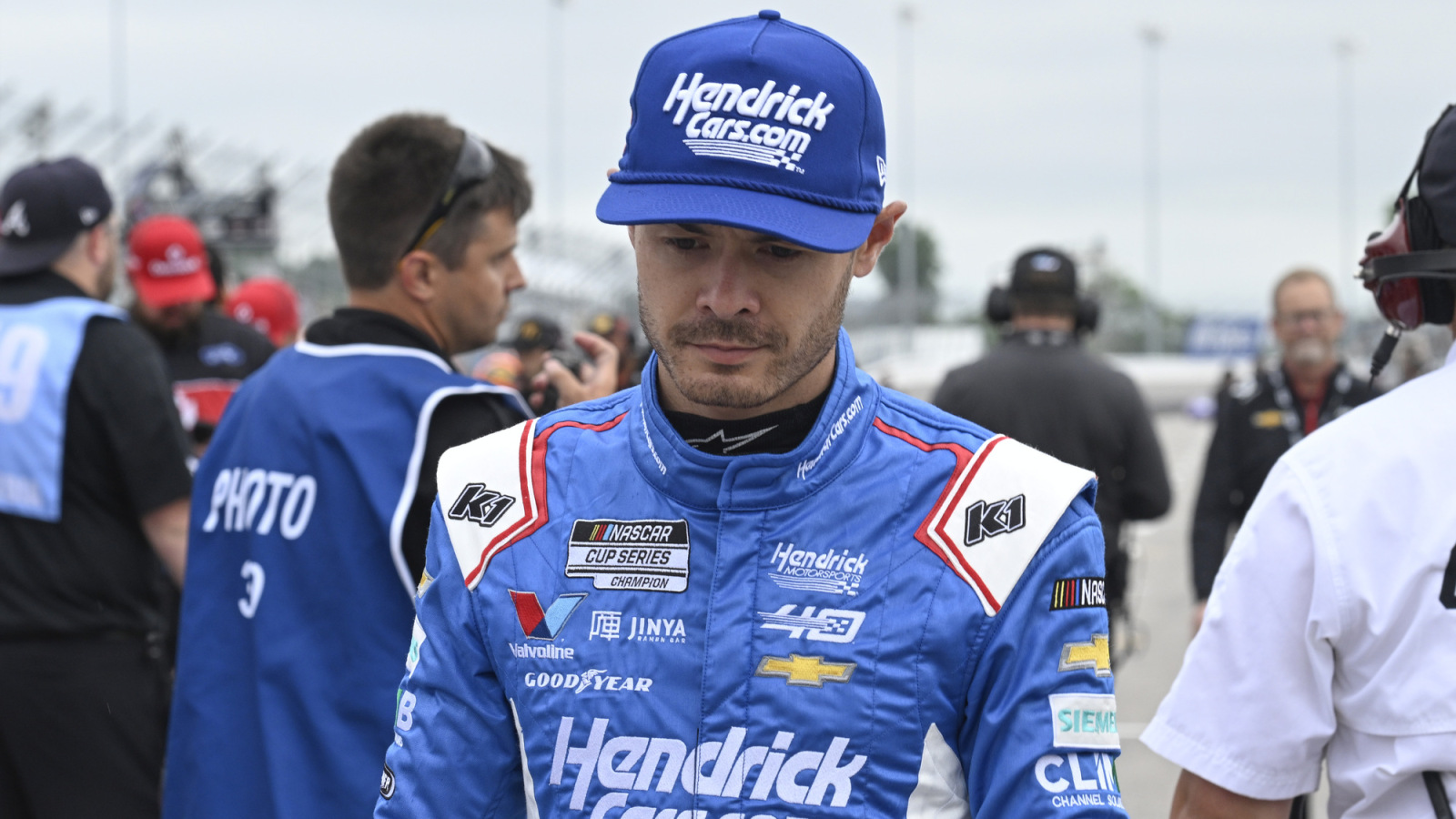 Kyle Larson takes pole for inaugural Cup Series race at Iowa