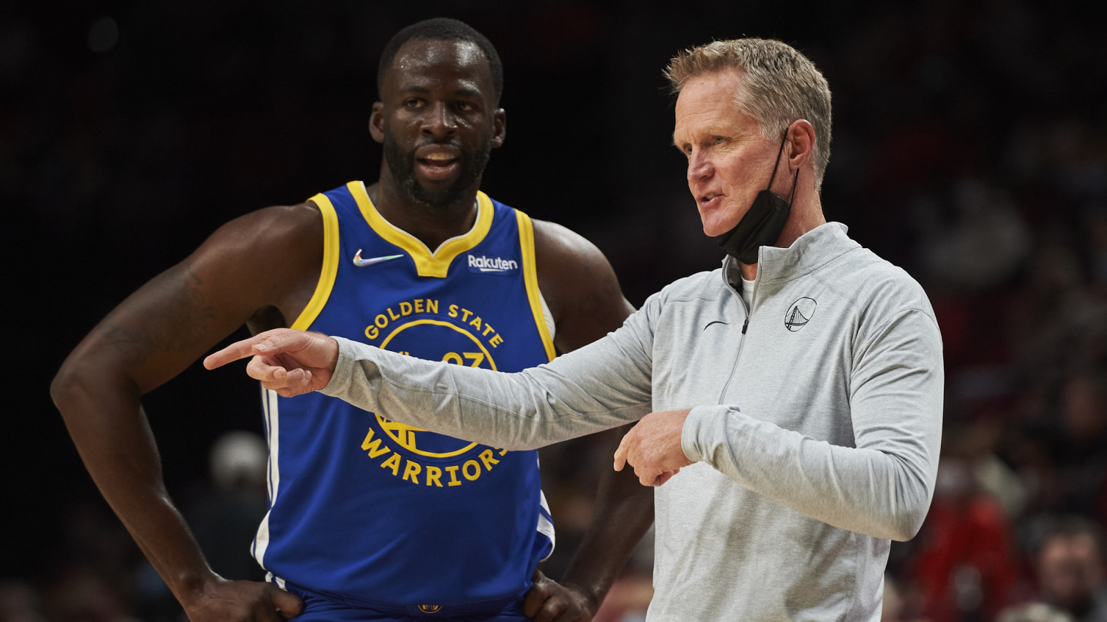https://www.yardbarker.com/media/5/6/56e57600c6ea1602d7810b4d423f2ecd032e85e2/thumb_16x9/warriors-kerr-green-apologize-sideline-scuffle.jpg?v=1