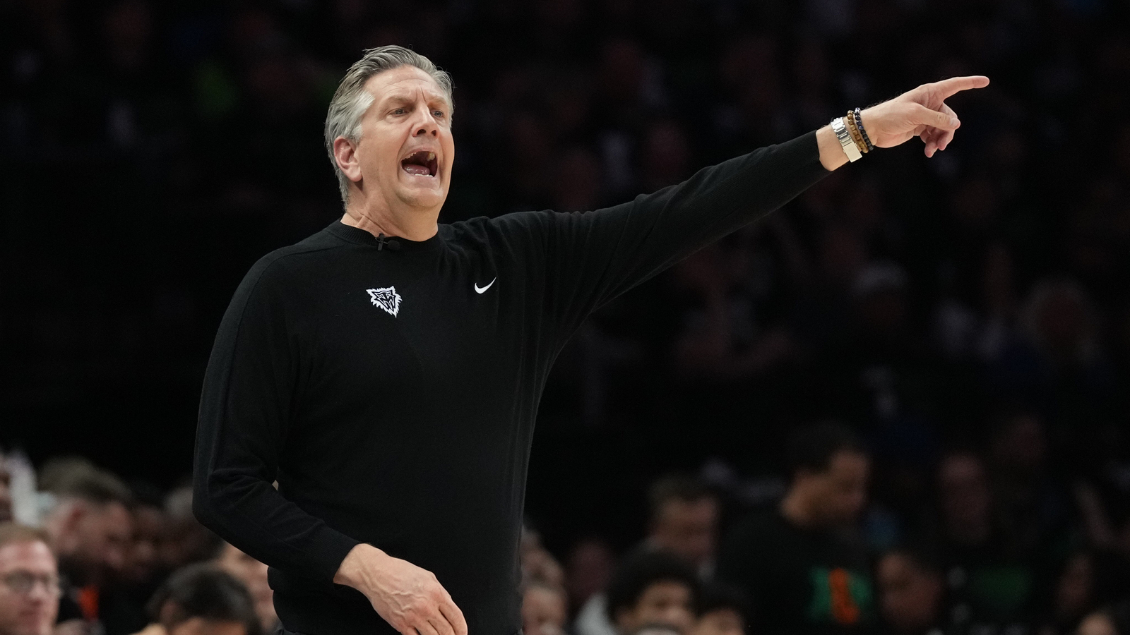 https://www.yardbarker.com/media/5/7/573dbd15349c9b60e04ab284dd84ab0698f0c621/thumb_16x9/referee-tony-brothers-held-back-heated-game-3.jpg