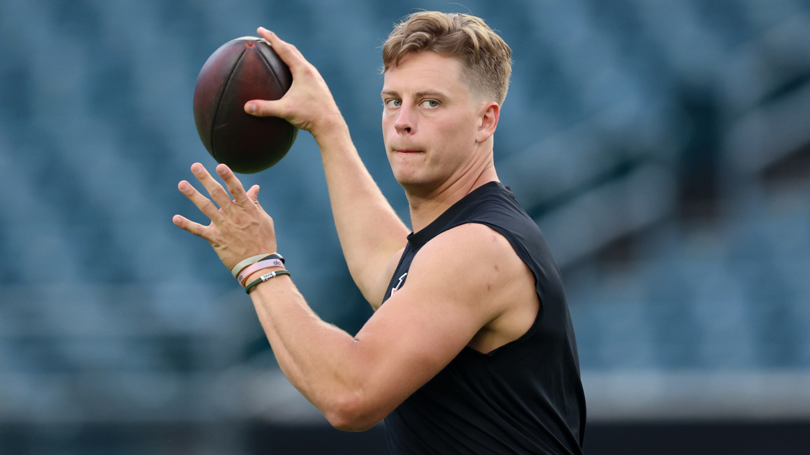 https://www.yardbarker.com/media/5/7/57b26d1c9b1fe69534df7dc1a06d964d7c5773ae/thumb_16x9/burrow-makes-long-term-commitment-nfl-despite.jpg?v=1