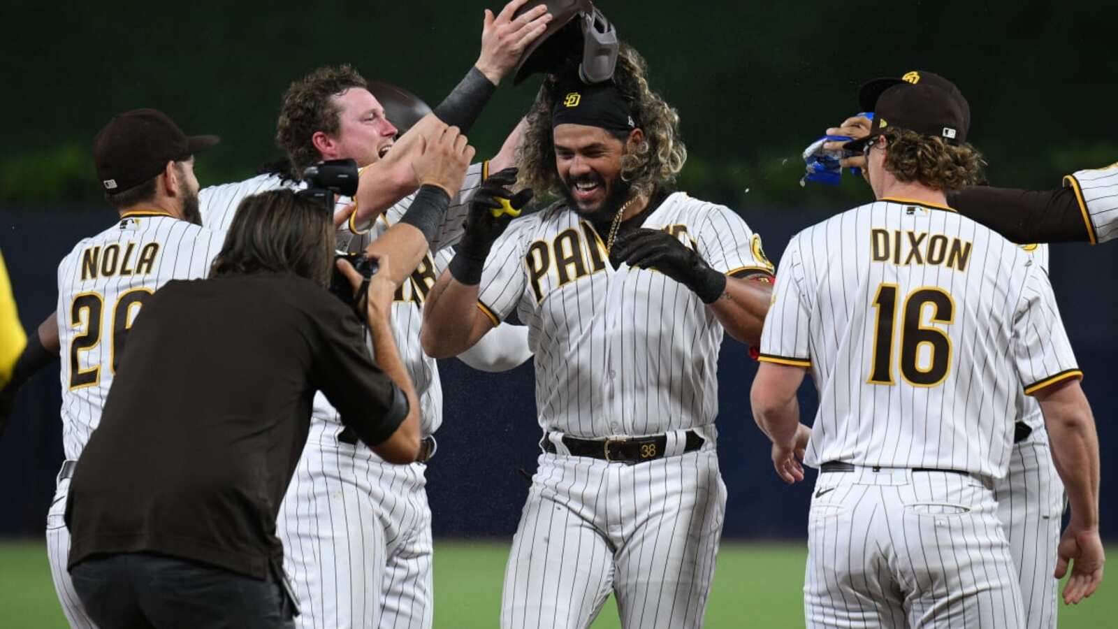 former-padres-catcher-opts-out-of-deal-with-al-team-could-friars-bring
