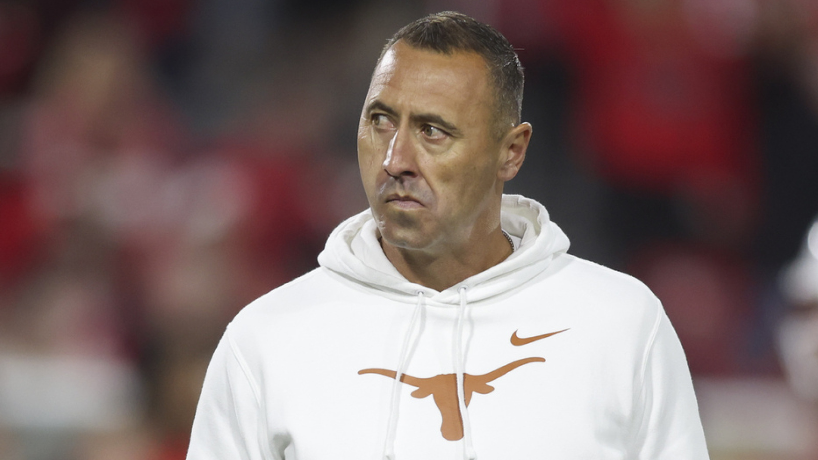 https://www.yardbarker.com/media/5/8/589e5d5985e1b8454012065b7932ee74c10ef477/thumb_16x9/manning-returning-texas-2027-spell-doom-sarkisian.jpg?v=1