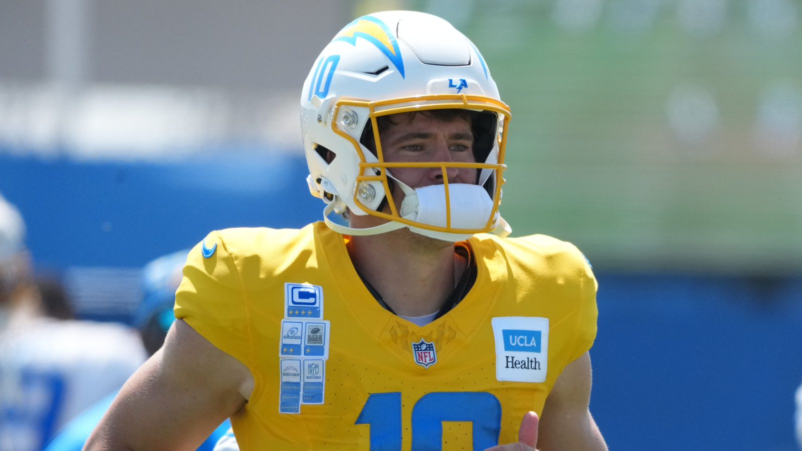 https://www.yardbarker.com/media/5/8/58d3fd2472dd042ca9d49ebd274654cdd725c7ce/thumb_16x9/harbaugh-herbert-okay-preseason-reps-vs-rams.jpg?v=1