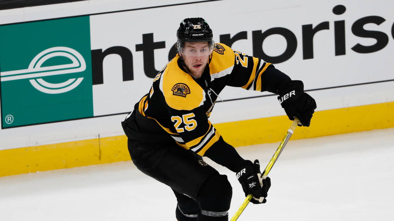 “Bruins” spēlē 4 pret “Islanders” bez Brendona Karlo