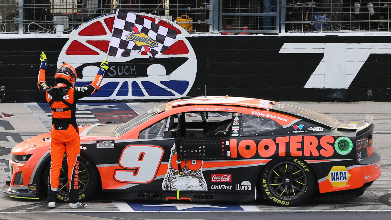 Chase Elliott breaks Hooters sponsorship curse Chase Elliott breaks Hooters sponsorship curse