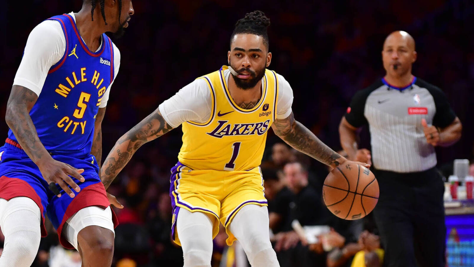 D'Angelo Russell Was On His Phone During Team Huddle In Game 3 Loss To ...