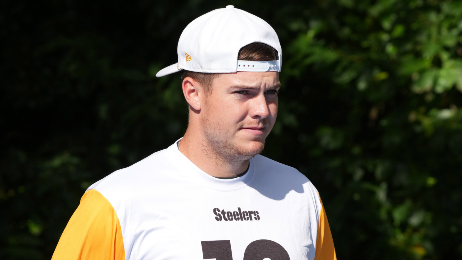 https://www.yardbarker.com/media/5/a/5a08eadee0c3fde68106a74f9a7b2355a86e6e91/thumb_16x9/steelers-coach-adds-howard-hype-amid-allar.jpg?v=1