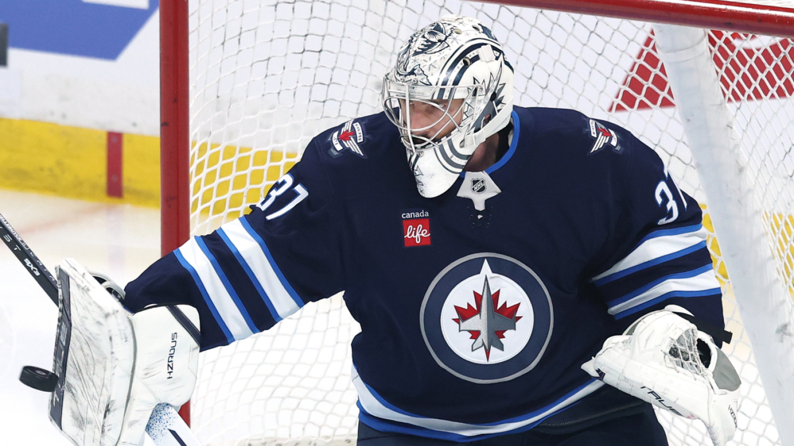 https://www.yardbarker.com/media/5/b/5b53f64ad71edd0fd75b4014e1ab54ca5faad216/thumb_16x9/jets-over-hurdle-save-hellebuyck-rough-series.jpg?v=1