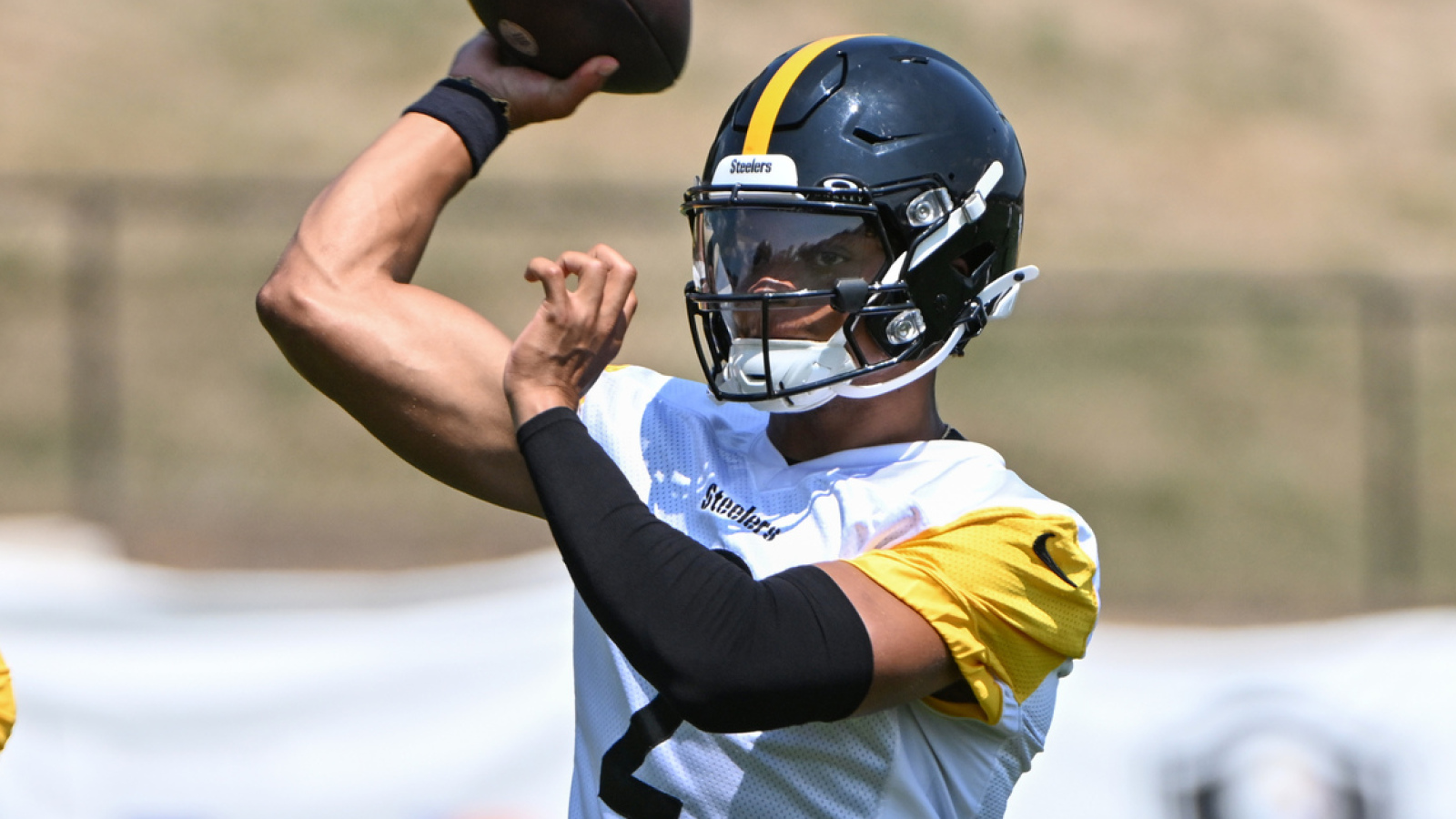 Justin Fields gaining an advantage in Steelers’ QB competition?