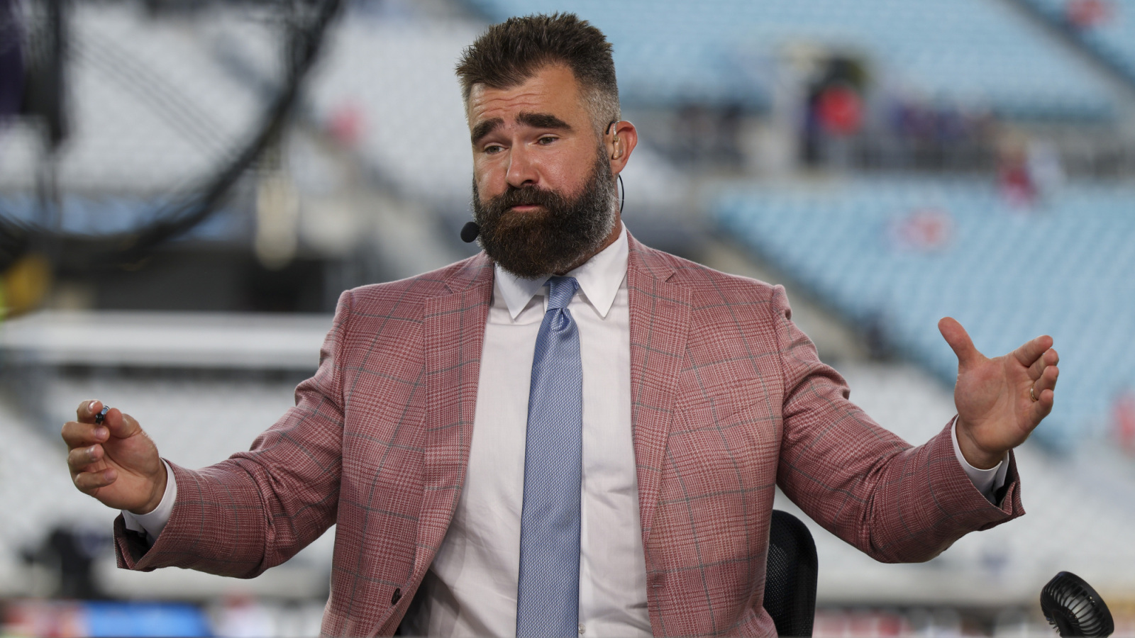 https://www.yardbarker.com/media/5/c/5c52167ac91c6625817e2fdee35838b166ce84d8/thumb_16x9/jason-kelce-addresses-eagles-sitting-starters.jpg?v=1