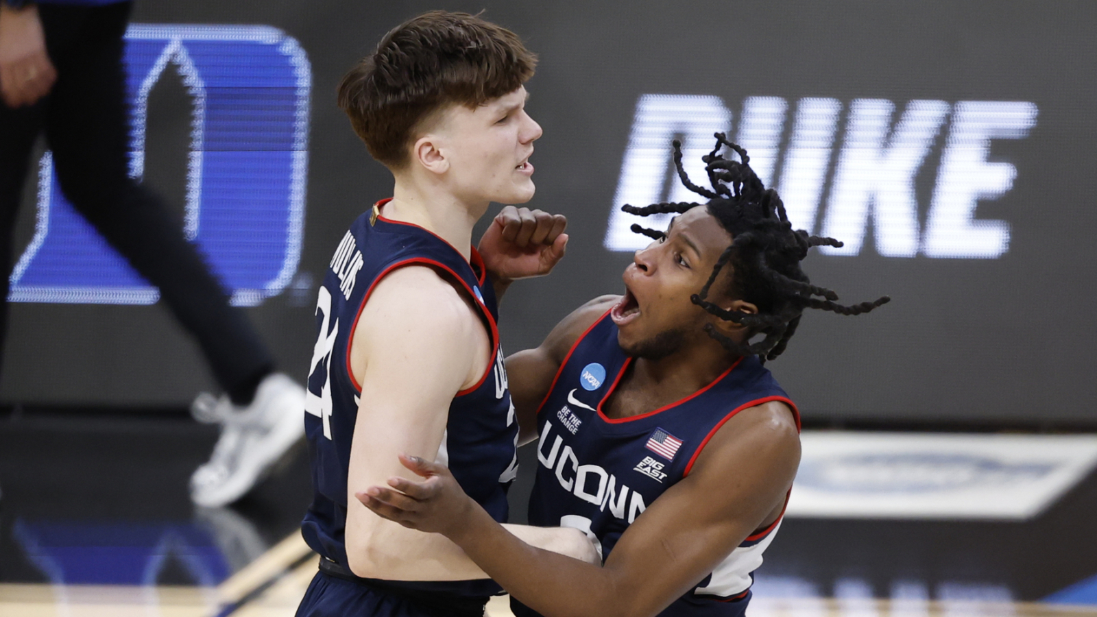 https://www.yardbarker.com/media/5/c/5ca9779503f83643b0e2dcc83df919a62b2afa64/thumb_16x9/epic-comeback-sends-uconn-mens-final-four.jpg?v=2