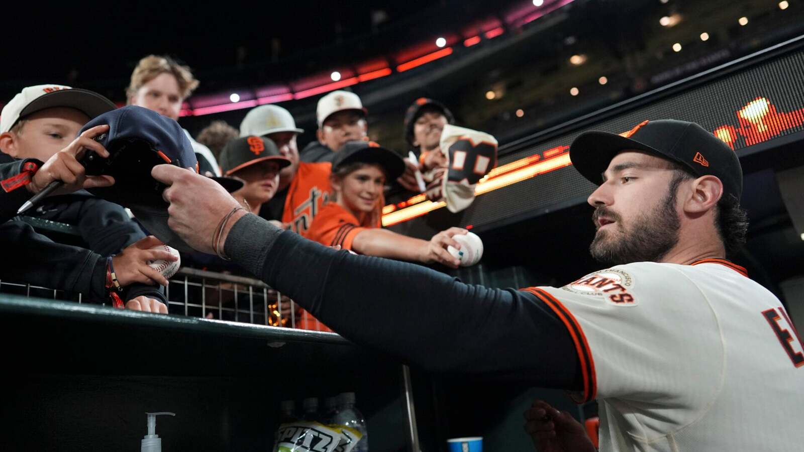 ‘Are you kidding?’ – SF Giants fan roasted by announcers after what he was spotted doing