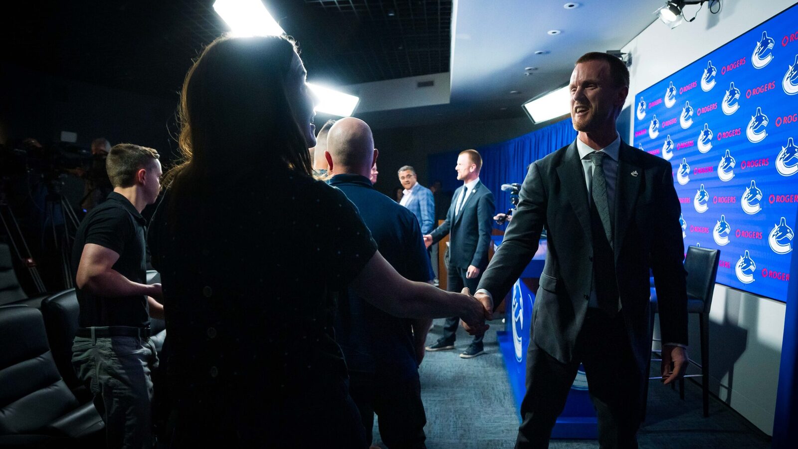 Canucks news: Linden on the importance of a united management; Sedins, Johnson visit Canuck place