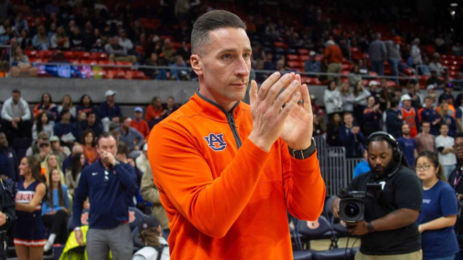 Steven Pearl doing his best to keep Auburn Tigers grounded