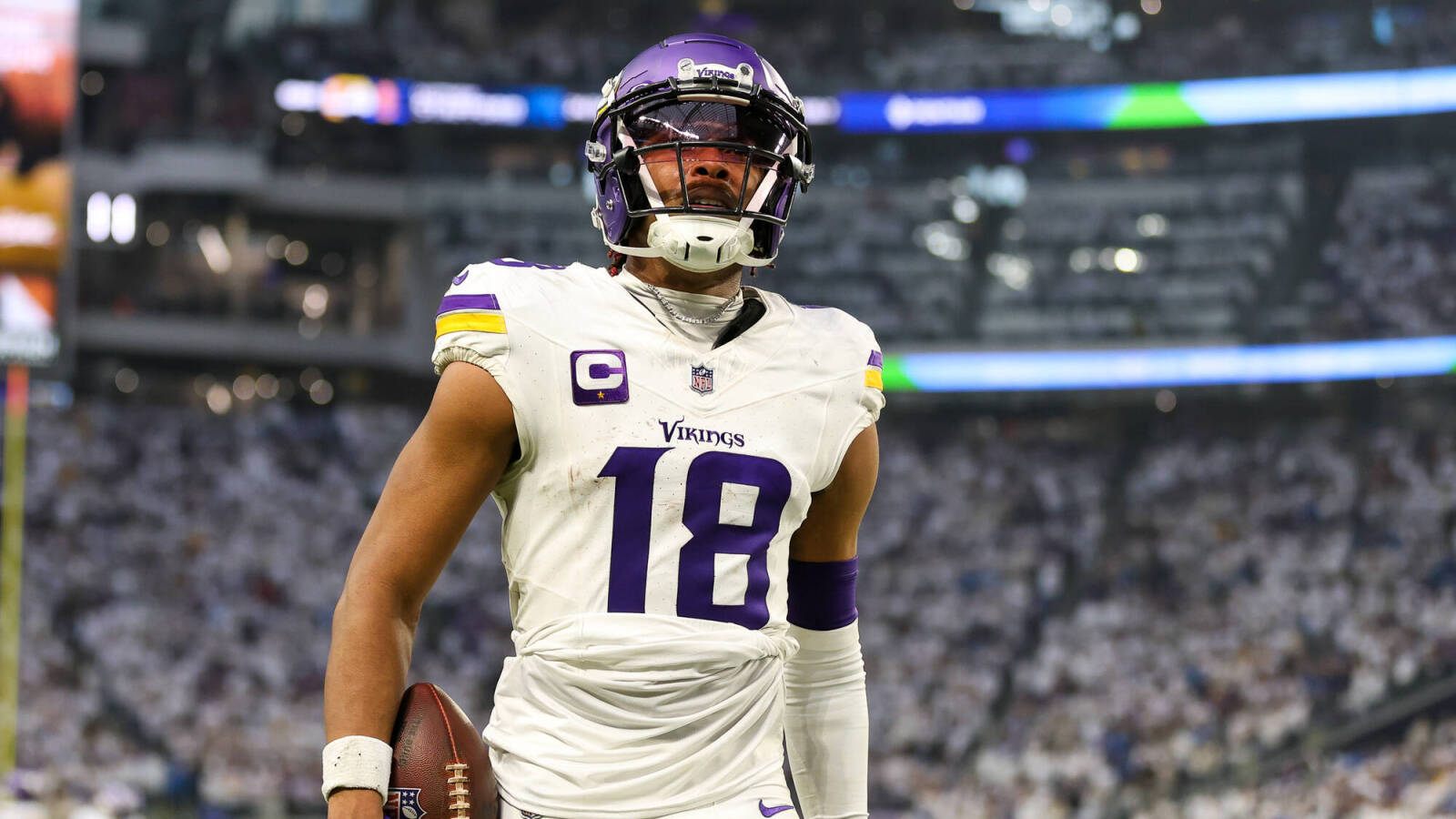 Vikings star agrees to record-setting contract extension