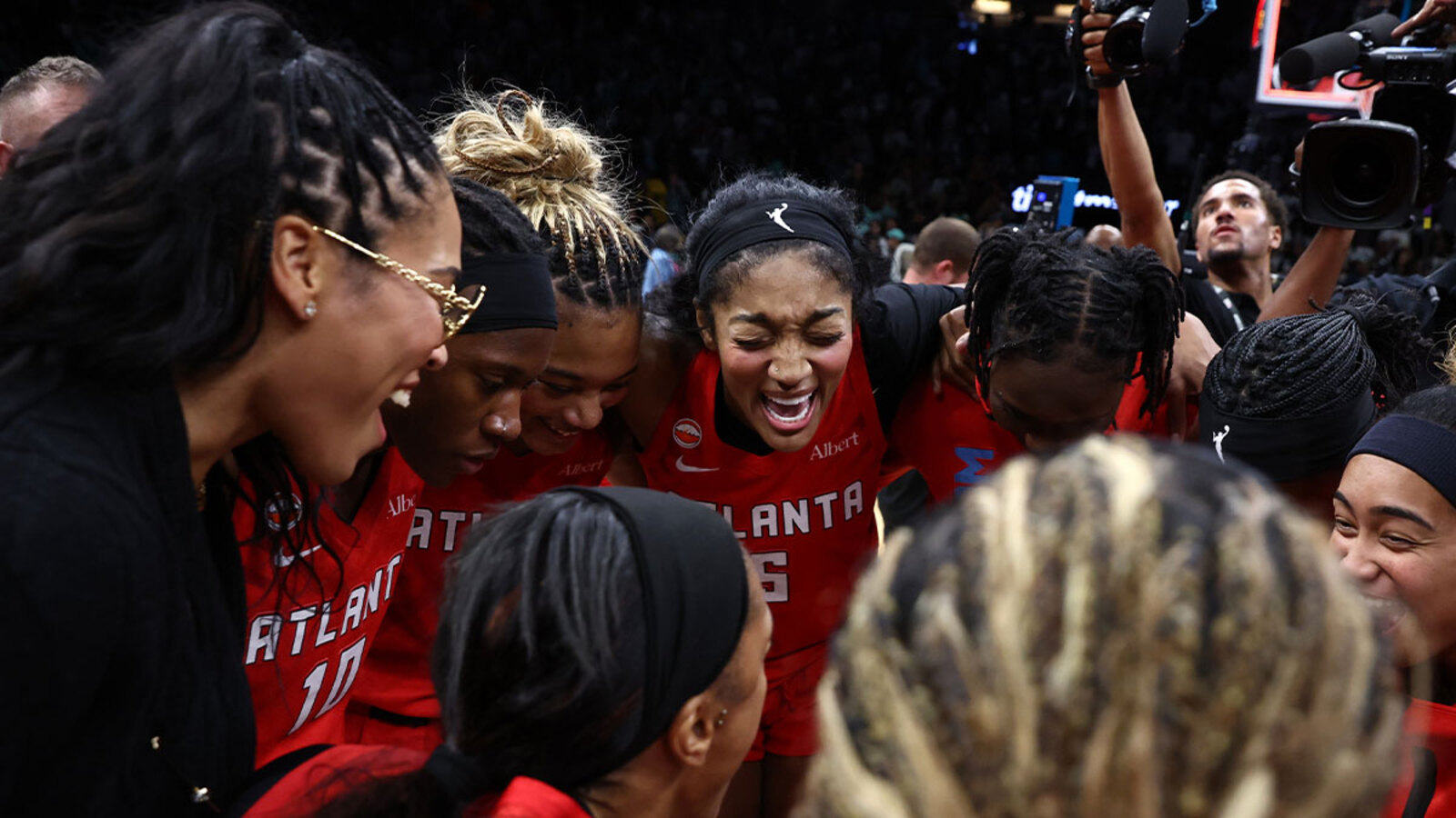https://www.yardbarker.com/media/5/d/5de048da10f21e607639bb062bcb1435c9db213d/thumb_16x9/Angel-Reese-sends-special-message-to-Atlanta-before-WNBA-Finals.jpg