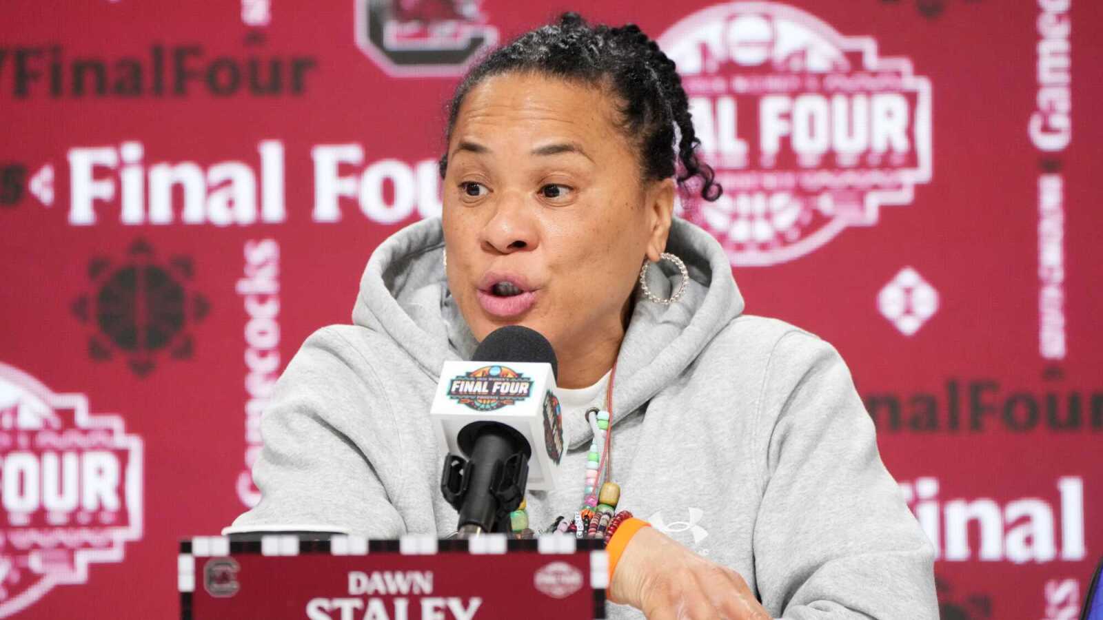 https://www.yardbarker.com/media/5/e/5e339b3d6b9ceb1a4e21b0d87ab7161805d29a68/thumb_16x9/dawn-staley-says-shell-address-geno-auriemma-due.jpg?v=1