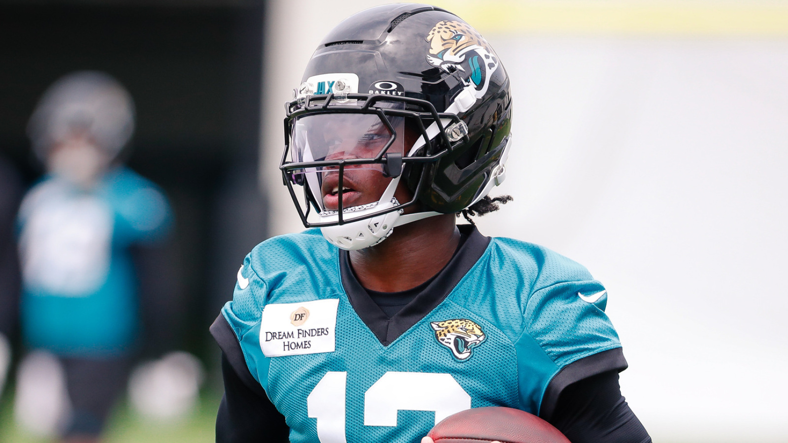 https://www.yardbarker.com/media/5/e/5e609a9529669180871b18a81921799712bdf33e/thumb_16x9/trevor-lawrence-shares-first-impression-travis.jpg?v=1