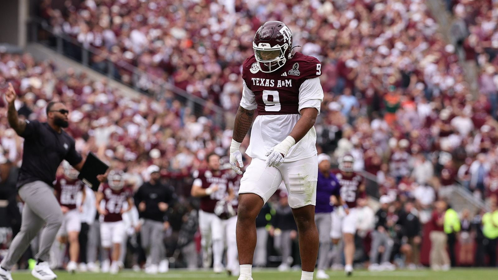Writing The Ship: Buccaneers Can Cash In At Edge Rusher | Yardbarker
